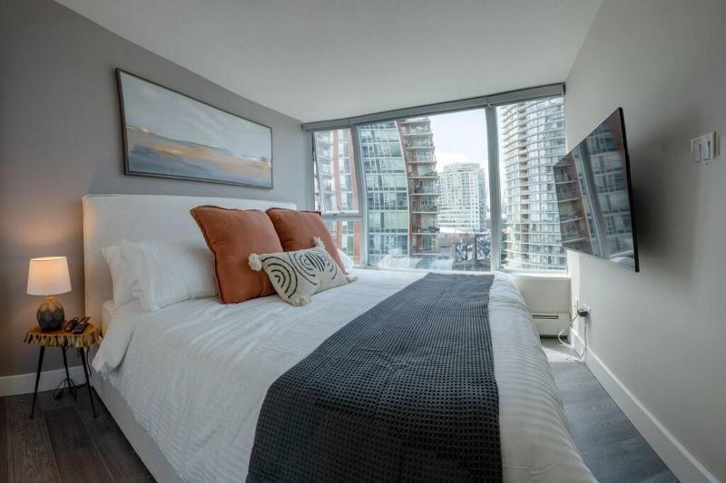 Downtown King Suite-Surround Views-Pool/Gym/Parkng - image 10