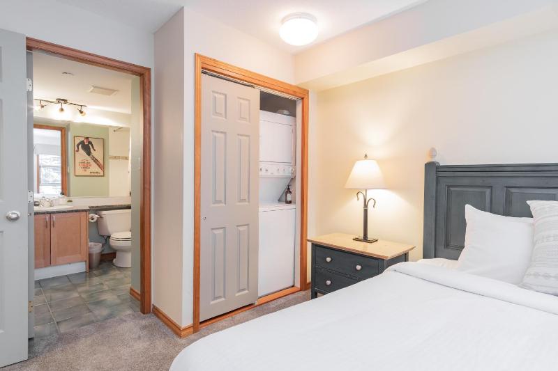 The best ski in ski out two bedroom condo at Aspens - image 31