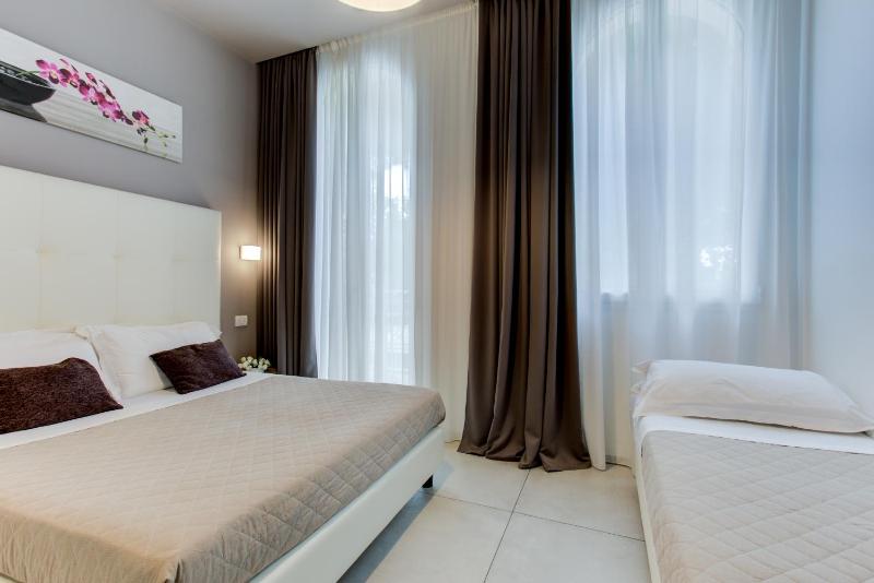 Standard Triple Room image 4