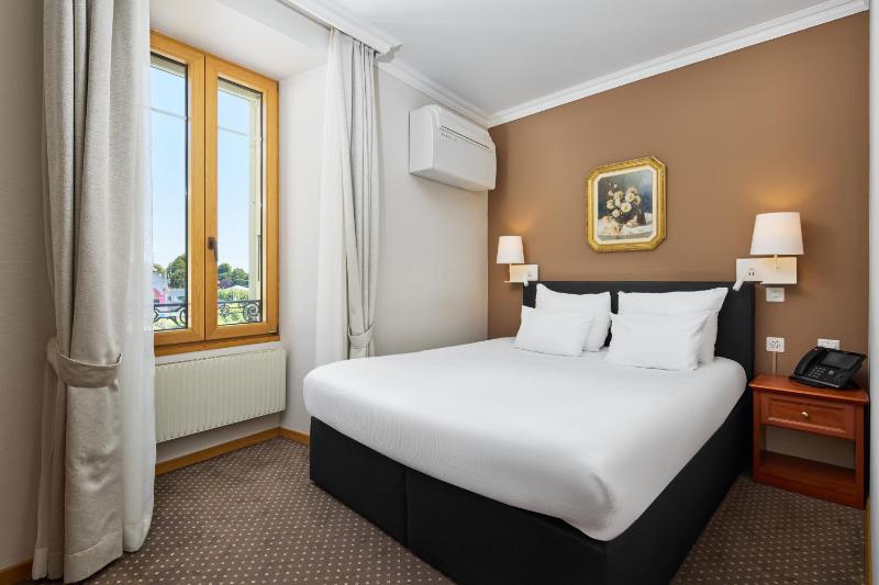 Small Double Room image 1