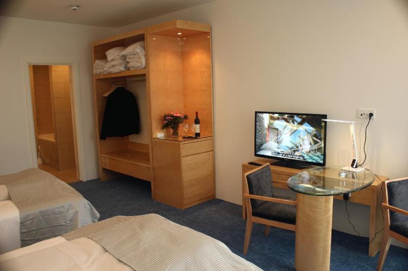 Luxury Quadruple Room image 2