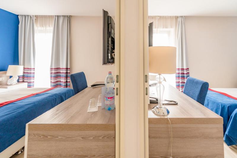 Connecting Family Room image 4