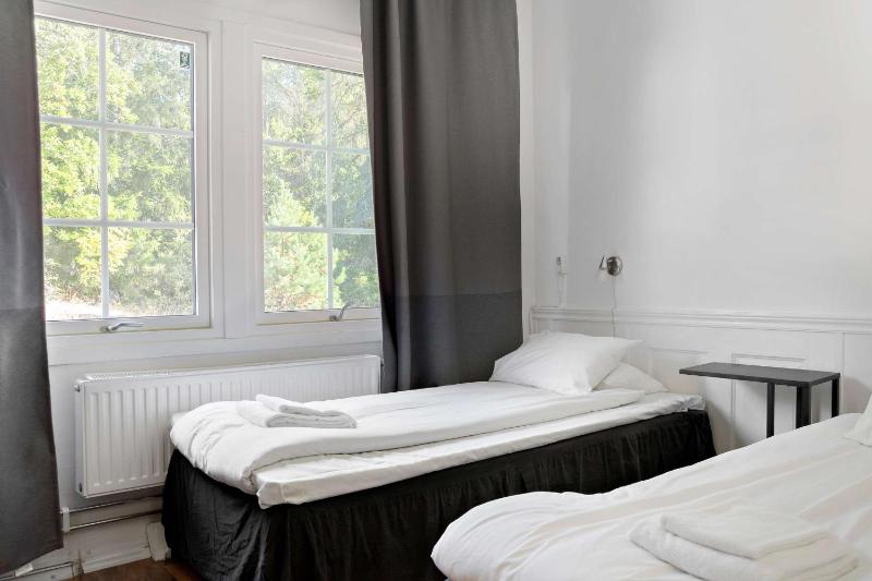 Standard Twin Room image 3