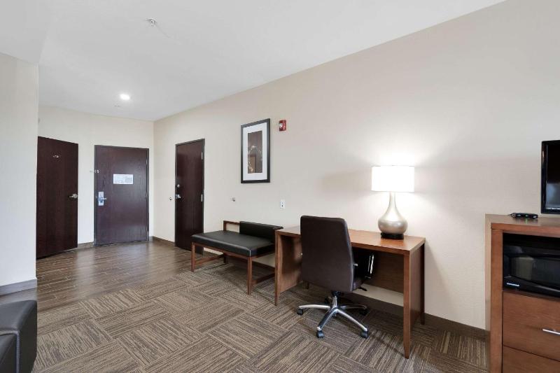King Suite - Disability Access/Non-Smoking image 3