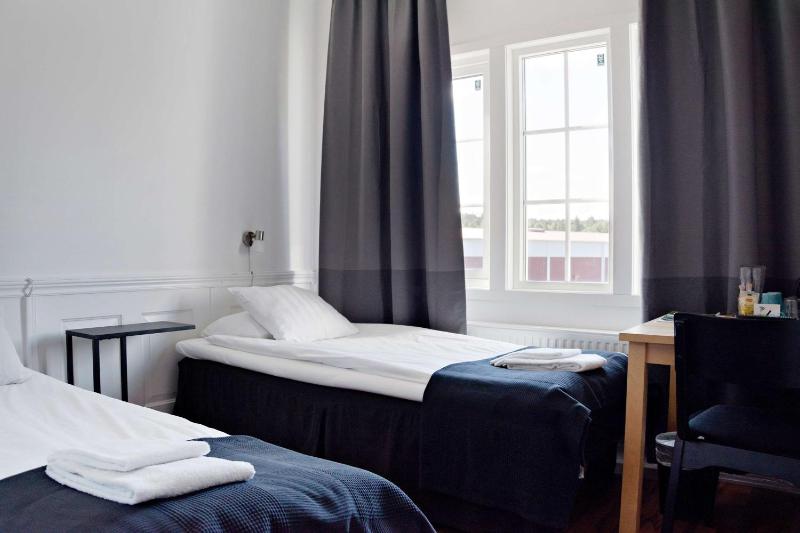 Standard Twin Room image 4