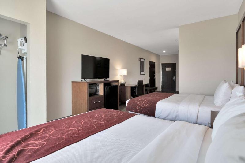Queen Suite with Two Queen Beds - Non-Smoking image 3