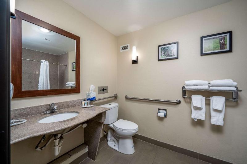 Queen Suite with Two Queen Beds - Disability Access/Non-Smoking image 3