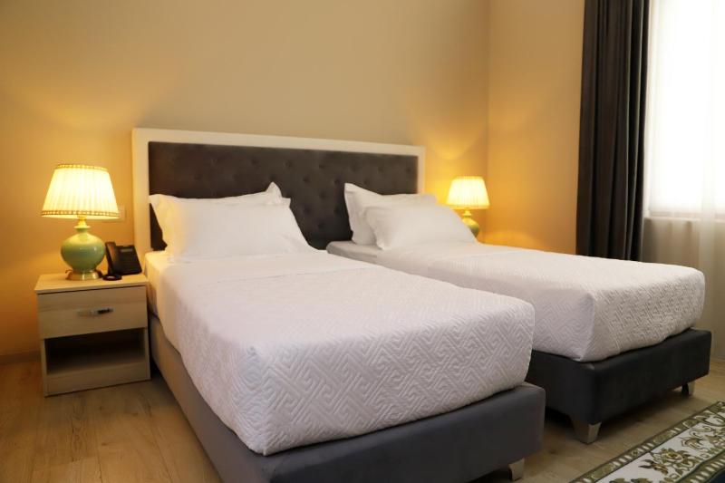 Deluxe Double or Twin Room image 3