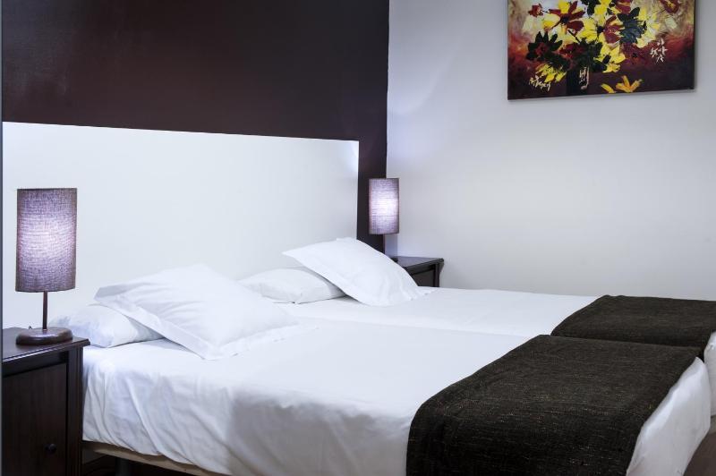 Twin Room image 2