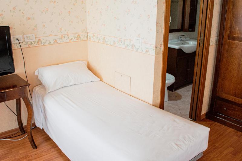 Comfort Triple Room with Shower image 4