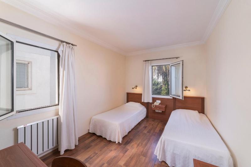 Standard Twin Room image 1