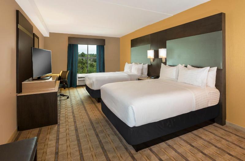 Standard Queen Room with Two Queen Beds image 2