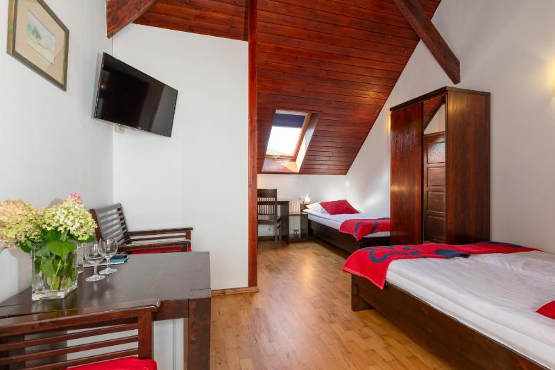 Economy Triple Room image 2