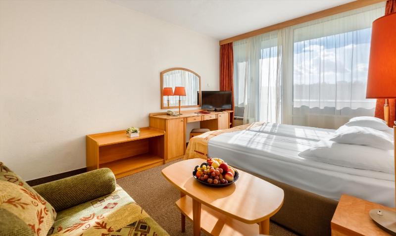 Superior Triple Room image 4