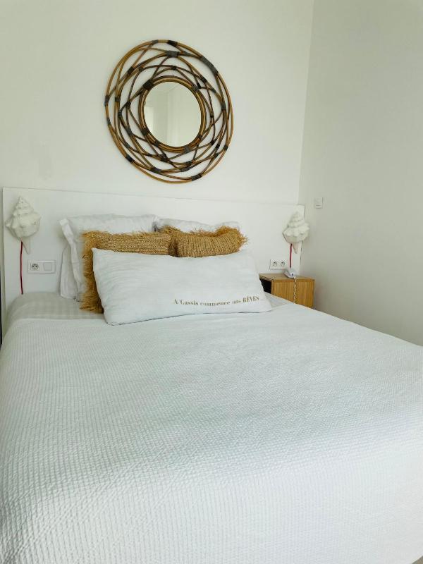 Classic Room with Sea View and Balcony image 3