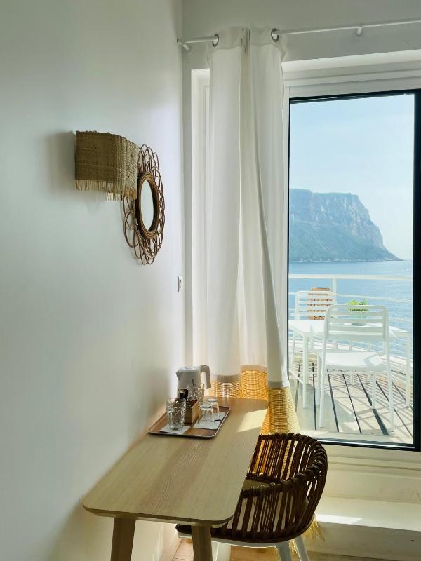 Classic Room with Sea View and Balcony image 4