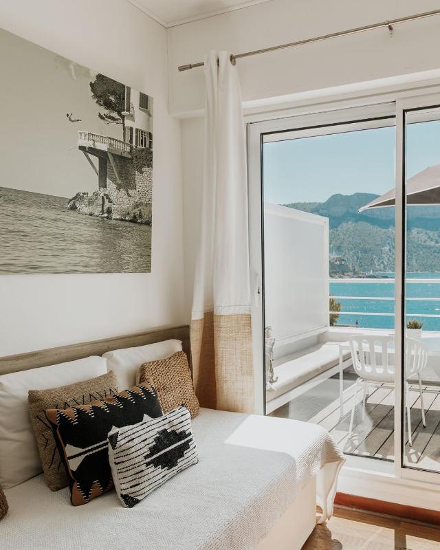 Mini Family Suite with Sea View and Balcony image 3