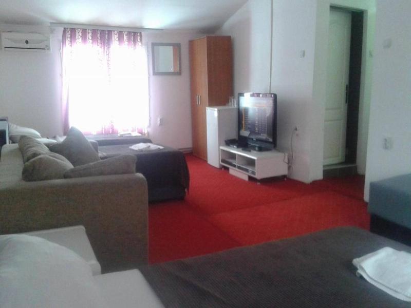 Standard Quadruple Room image 2
