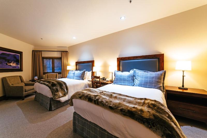 Deluxe Queen Room with Two Queen Beds with Fireplace image 4