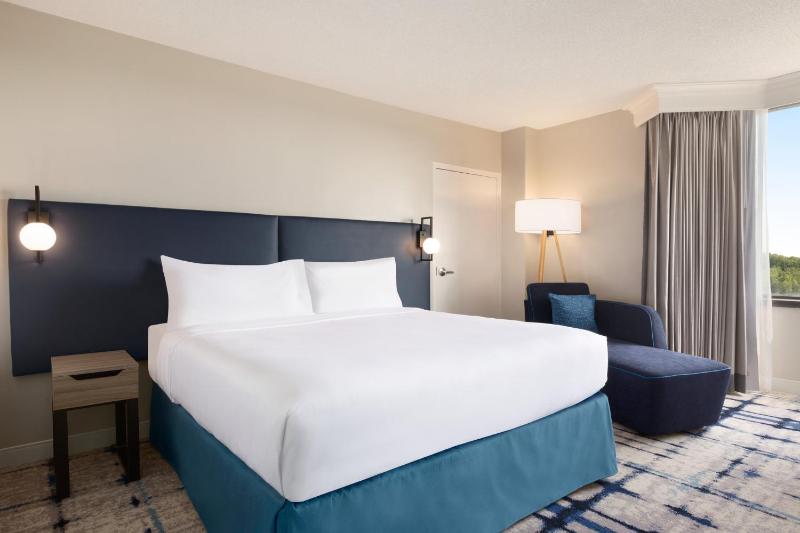 Standard King Room image 3