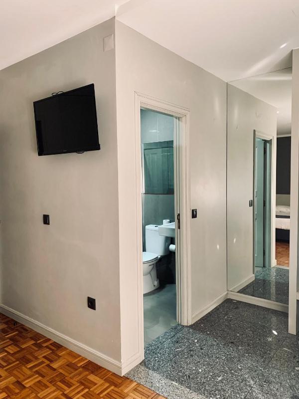 Twin Room image 3