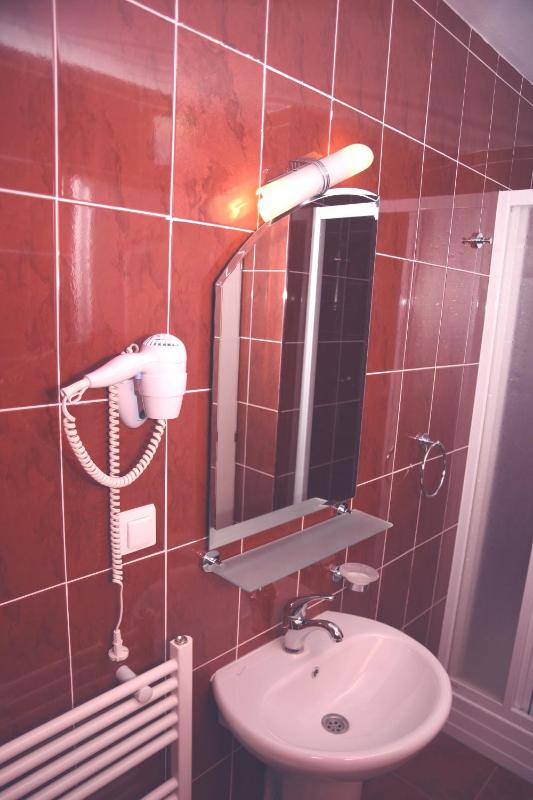 Twin Room image 4