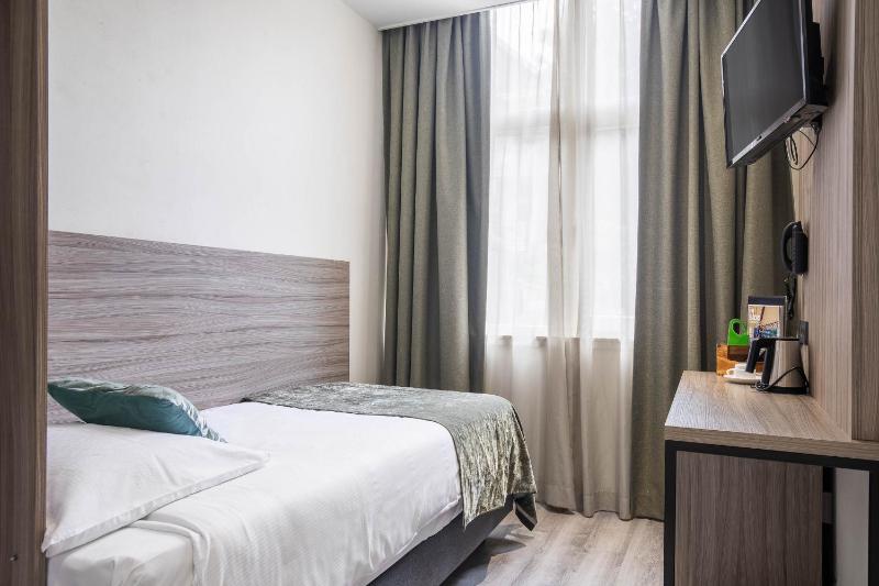 Standard Single Room image 3