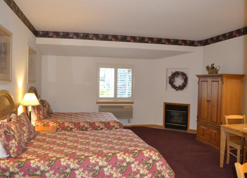 Queen Room with Two Queen Beds image 4