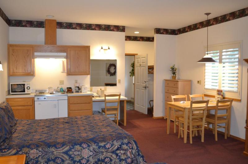 Queen Room with Two Queen Beds image 3