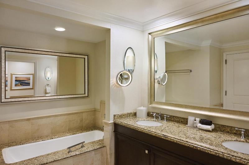 Balboa Bay Resort - image 9