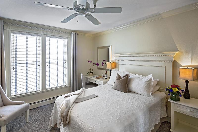 Standard Queen Room image 2
