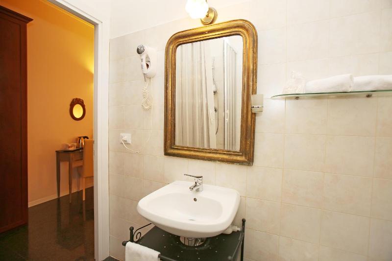 Double Room with Balcony image 4