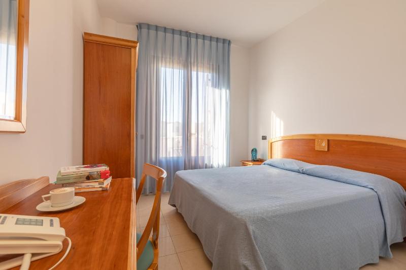 Small Double Room image 4