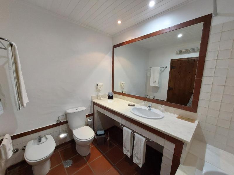 Twin Room image 3