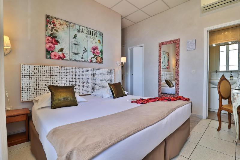 Twin Room with City View image 1