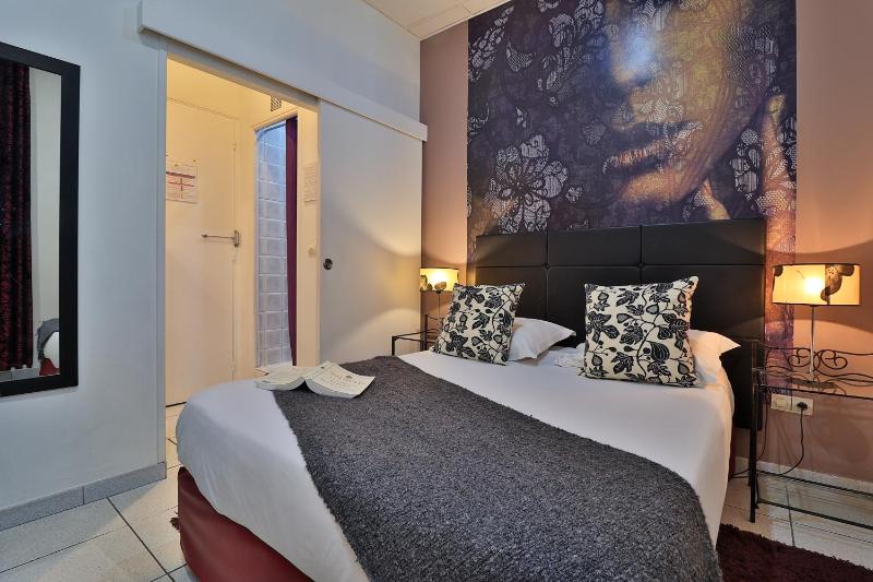 Standard Double Room image 3