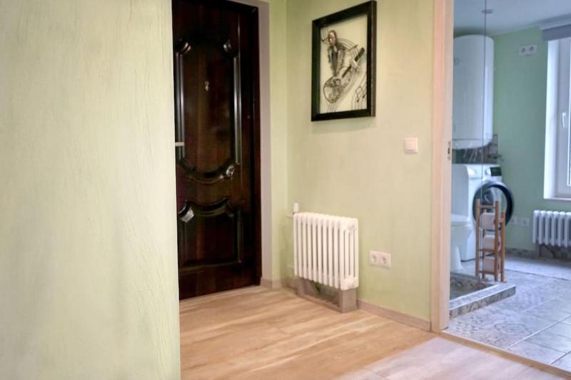 Modern 2BR Apt near Train Station w Free Parking & Family games - image 8