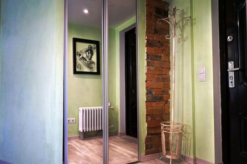 Modern 2BR Apt near Train Station w Free Parking & Family games - image 4
