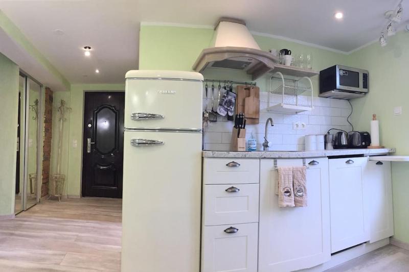 Modern 2BR Apt near Train Station w Free Parking & Family games - image 12