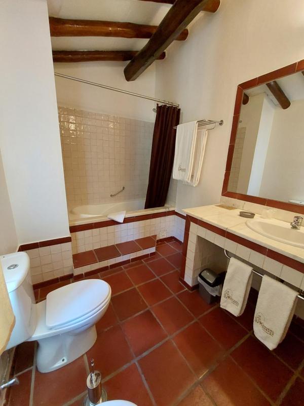 Twin Room image 4
