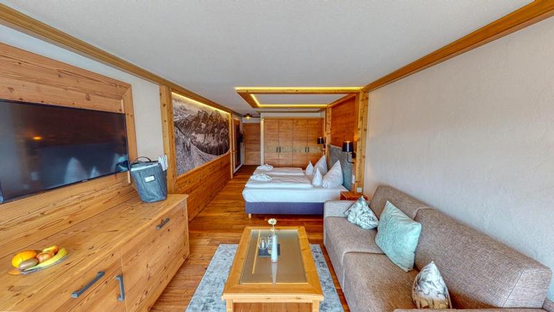 Double Room with Balcony image 4