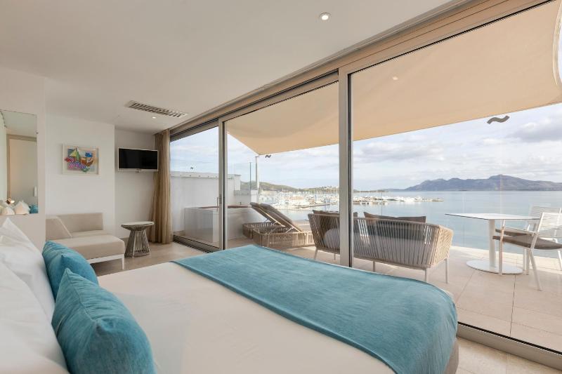 Junior Suite with Terrace and Frontal Sea View image 1