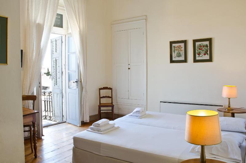 Double Room with Balcony and Sea View image 3