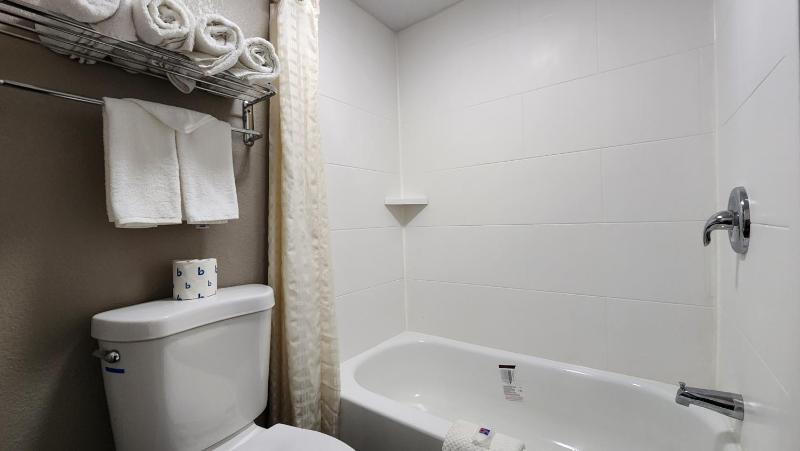 King Room - Disability Access - Non-Smoking image 3