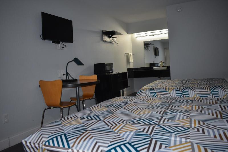 Quadruple Room - Disability Access - Non-Smoking image 1