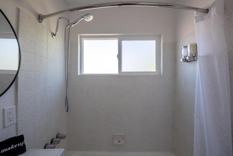 Deluxe King Room image 2