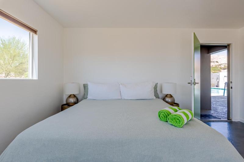 Standard King Room image 4