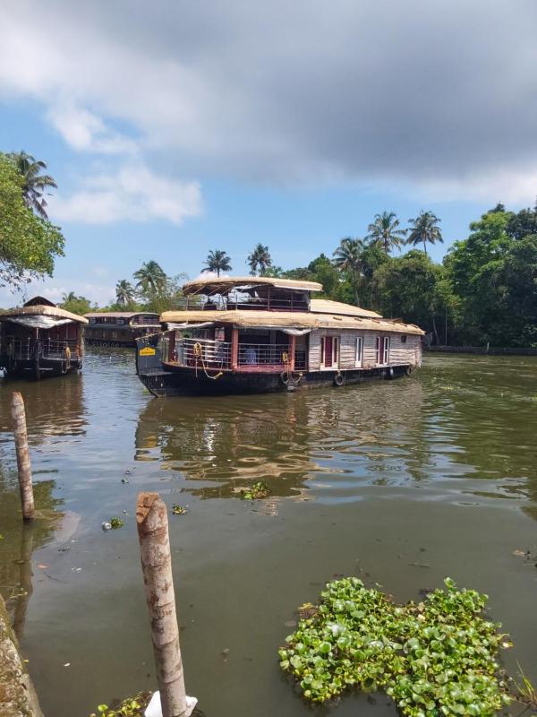 Johnson's Homestay - Ecohouseboat - image 4