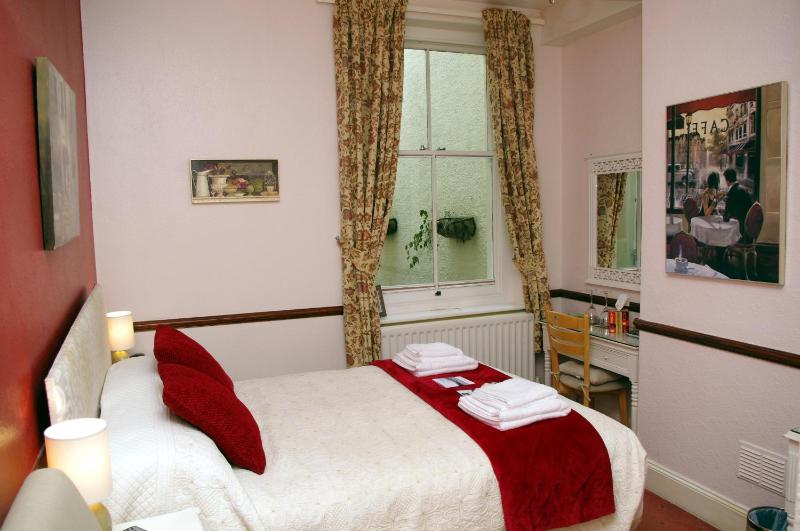 Ground Floor Double Room - No dogs image 2