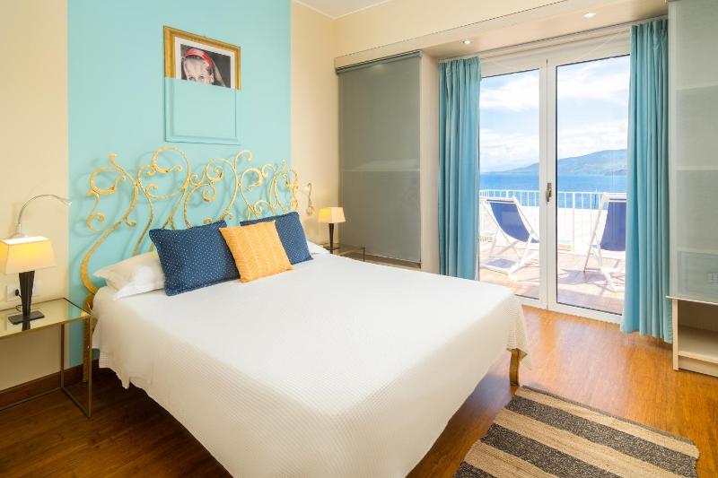 Double Room with Sea View image 4